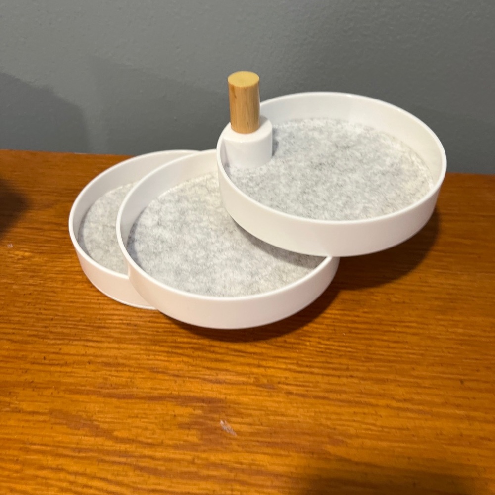 2bandits swivel jewelers dish NWT